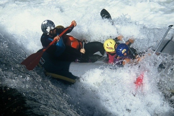 Baja el río en grupo haciendo Rafting