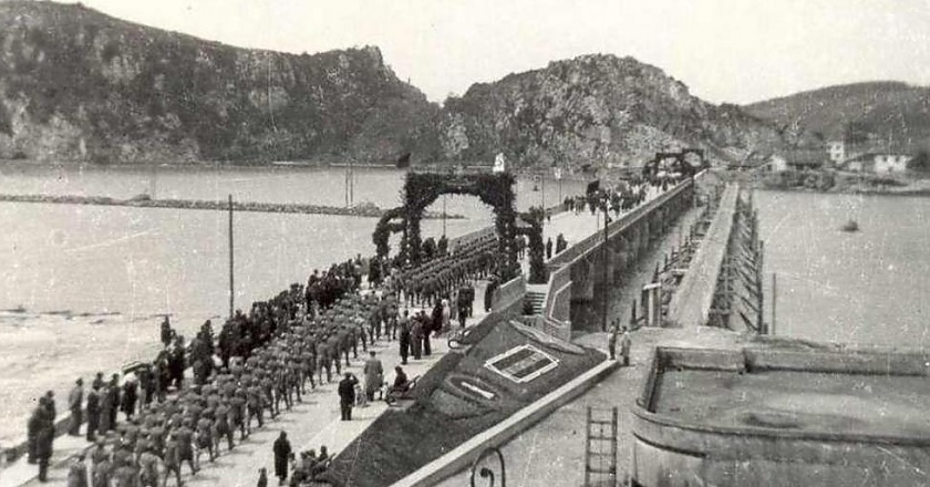 El puente de madera de Ribadesella, el primer puente sobre la ría