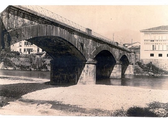 Foto histórica del Puente de Arriondas, entre 1961 y 1937