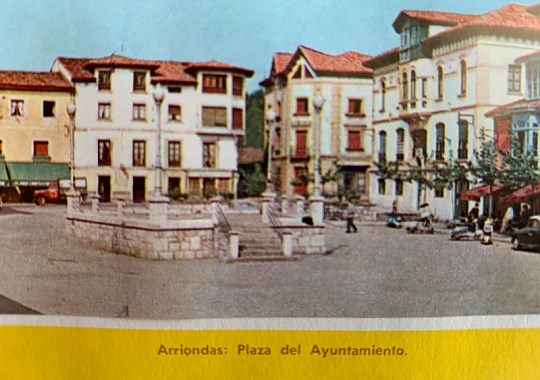 Imagen histórica de la plaza del Ayuntamiento de Arriondas