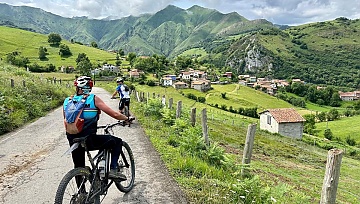 Ruta guiada en bicicleta eléctrica a Lagos de Covadonga desde Benia de Onís