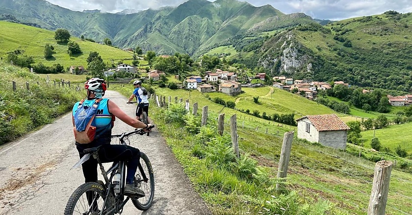 Ruta guiada en bicicleta eléctrica a Lagos de Covadonga desde Benia de Onís